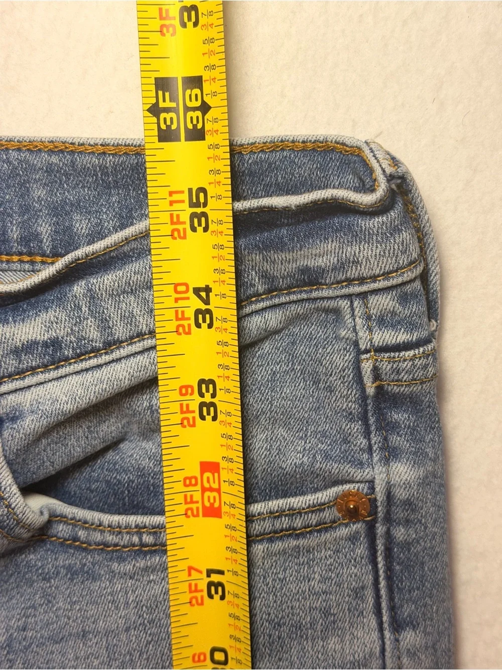 Lucky Brand Straight Leg Jeans in Washed Blue size 12